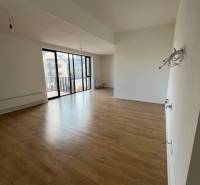 2 szobás lakás belső tere fa dekor padlóval és nagy ablakokkal.