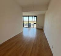 Világos szoba fa mintázatú padlóval egy kétszobás lakásban.