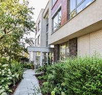 Egy társasház a pozsonyi Staré Mesto Mudroňova utcájában, zöldövezet és kert veszi körül.