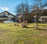 Villa kiterjedt kerttel az Andreja Sládkoviča utcában, Zsarnócán.