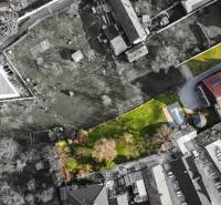 Légi felvétel a kertre és a házra az Andreja Sládkoviča utcai villában, Zsarnócán.