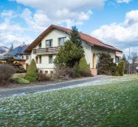 Egy villa Zsarnócán, az Andreja Sládkoviča utcában, zölddel és hegyekkel körülvéve.