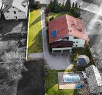 Légi felvétel egy villáról az Andreja Sládkoviča utcában, Zsarnócán, udvarral és medencével.