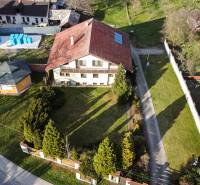 Egy villa Andreja Sládkoviča utcában, Zsarnócán, kerttel körülvéve, kerti házikóval.