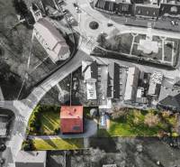 Légi felvétel egy zselízi villáról az Andreja Sládkoviča utcában, tágas kerttel.