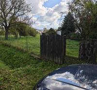 Telkek - lakóövezet a Malá Domaša utcában, Vranov nad Topľou-ban, bekerített zöld terület fákkal.