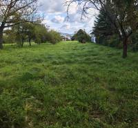 Lakóterületek Vranov nad Topľou városában, a Malá Domaša utcában, füves területtel.