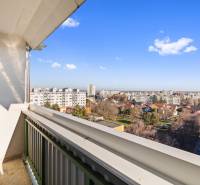 Kilátás az erkélyről a városi panorámára a Vrakuňa városrészben, a Bučinová utcában.