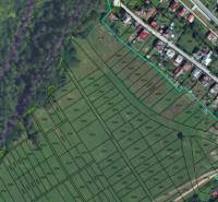 A Snežnicai fejlesztési telkek terve, amelyen láthatók a parcellák és a környező erdő.