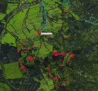 Légi felvétel a Lechnice környéki mezőgazdasági és erdőterületekről, színes vonalakkal jelölve.