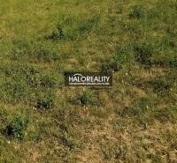 Fűves telek Chocholná - Velčice községben, lakhatásra alkalmas, ideális építkezésre.