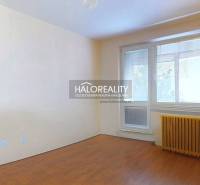 Szoba fa dekoros padlóval egy 3 szobás lakásban, világos tér redőnyökkel.