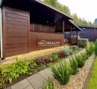 Faházikó a kertekben Bytča-ban, gondozott zölddel és járólapokból készült ösvénnyel körülvéve.