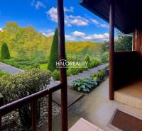 Karbantartott sétányokkal, sövénnyel és zöldre néző kilátással rendelkező kertek Bytčában.