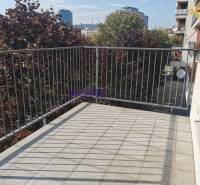 A Drieňová utcai 2 szobás lakás erkélye Pozsony-Ružinovban, háttérben a zölddel.