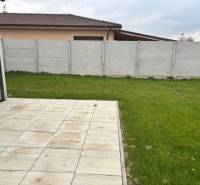 Családi ház Tomášovban, a Fialkova utcában, kerttel, terasszal és kerítéssel.