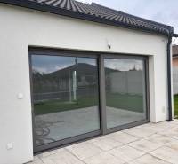 Családi ház Tomášovban, a Fialkova utcában, tolóajtókkal és terasszal.