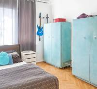 3 szobás lakás belső tere, fa dekor padló, kék gitár, hangulatos hálószoba.