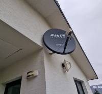 Műholdantenna a Kopaninova utcai családi ház homlokzatán, Sokoľban.