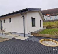 Családi ház a Kopaninova utcában, Sokolíban, burkolt udvarral és lépcsővel.