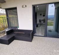 A Kopaninová utcai családi ház terasza Sokolban kerti bútorokkal és kilátással.