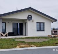 Családi ház a Kopaninova utcában, Sokolíban, előkerttel és terasszal.