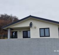 Családi ház a Kopaninová utcában, Sokolíban, fehér homlokzattal és műholdvevővel.