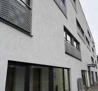 Az épület homlokzata a Pozsony - Dévényújfalu, Bystrická utcában.