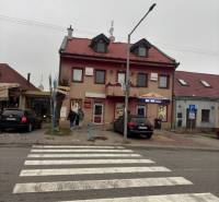 Kétszintes épület irodákkal és üzlethelyiségekkel Szenc városában.