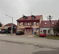 Piros tetős épület és üzletek a Šafárik utcában, Szenc, irodáknak alkalmas.