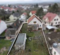 Családi ház a Dubnica nad Váhom-i Nerudova utcában, kert, szilárd burkolatú út és környező házak.