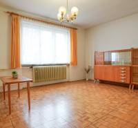 Nappali egy családi házban fa dekorációjú bútorokkal és padlóval.