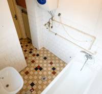 Fürdőszoba csempével és káddal egy családi házban.