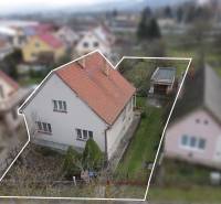 Családi ház kerttel és garázzsal a Dubnica nad Váhom-i Nerudova utcában.