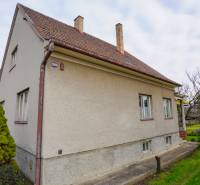 Családi ház a Dubnica nad Váhom-i Nerudova utcában, zölddel és fákkal körülvéve.