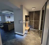 A kétszobás lakásban vannak ruhásszekrények, étkezőasztal és konyhabútor.