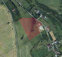 Banská Štiavnica környéki mezőgazdasági és erdőterületek légi térképe.