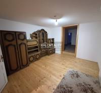 Szoba fa mintázatú padlóval, antik bútorokkal, családi ház.