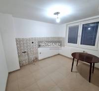 Szoba családi házban fehér falakkal, ablakkal és csempékkel.