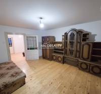 Szoba családi házban bútorokkal és fa dekoros padlóval.