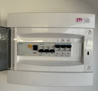 Elektromos elosztószekrény a garázsban megszakítókkal és kapcsolóval.