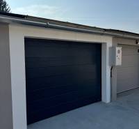 Modern garázskapu a Napfény utcában Komáromban, elektromos vezérléssel felszerelve.