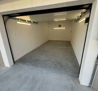 Garázs a Napfény utcában Komáromban betonpadlóval és nyitható kapuval.