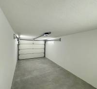 Fehér falú és betonpadlójú garázsok a Napfény utcában, Komáromban.