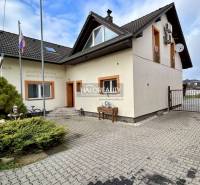 Családi ház Privigyén aszfaltos udvarral, kerttel és műholdas antennával.