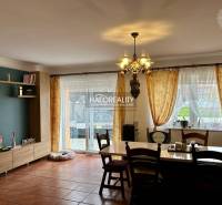 Családi ház étkezője, gyengén megvilágítva, fa dekorációjú padlóval.