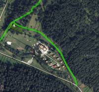 Légi felvétel a Rajecká Lesná mezőgazdasági és erdészeti területeiről a környező infrastruktúrával.