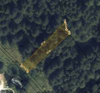 A légi térkép a Rajecká Lesná mezőgazdasági és erdészeti területeit ábrázolja, a parcellákkal megjelölve.