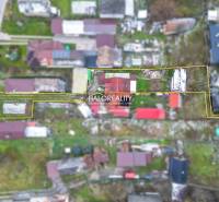 Családi ház madártávlatból Brvništeben, nagy bekerített kerttel.