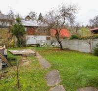 Családi ház kertje Brvništeben gyepesítéssel, fával és faházzal.